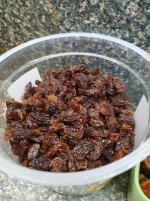 250 grams raisins, coarsely chopped